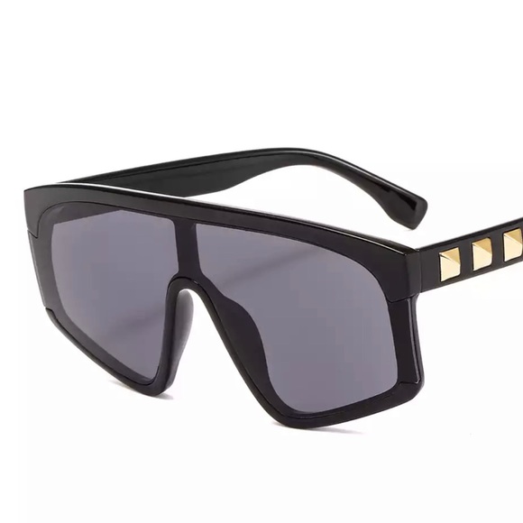 Women Luxury Rivet Oversize Sunglass - Picture 3 of 7